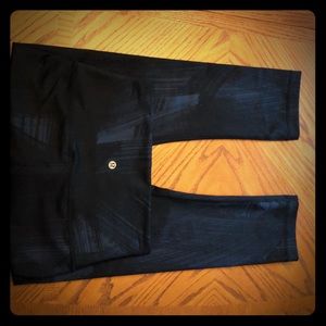 Cropped lulu yoga pant. Navy blue/purple. Size 6